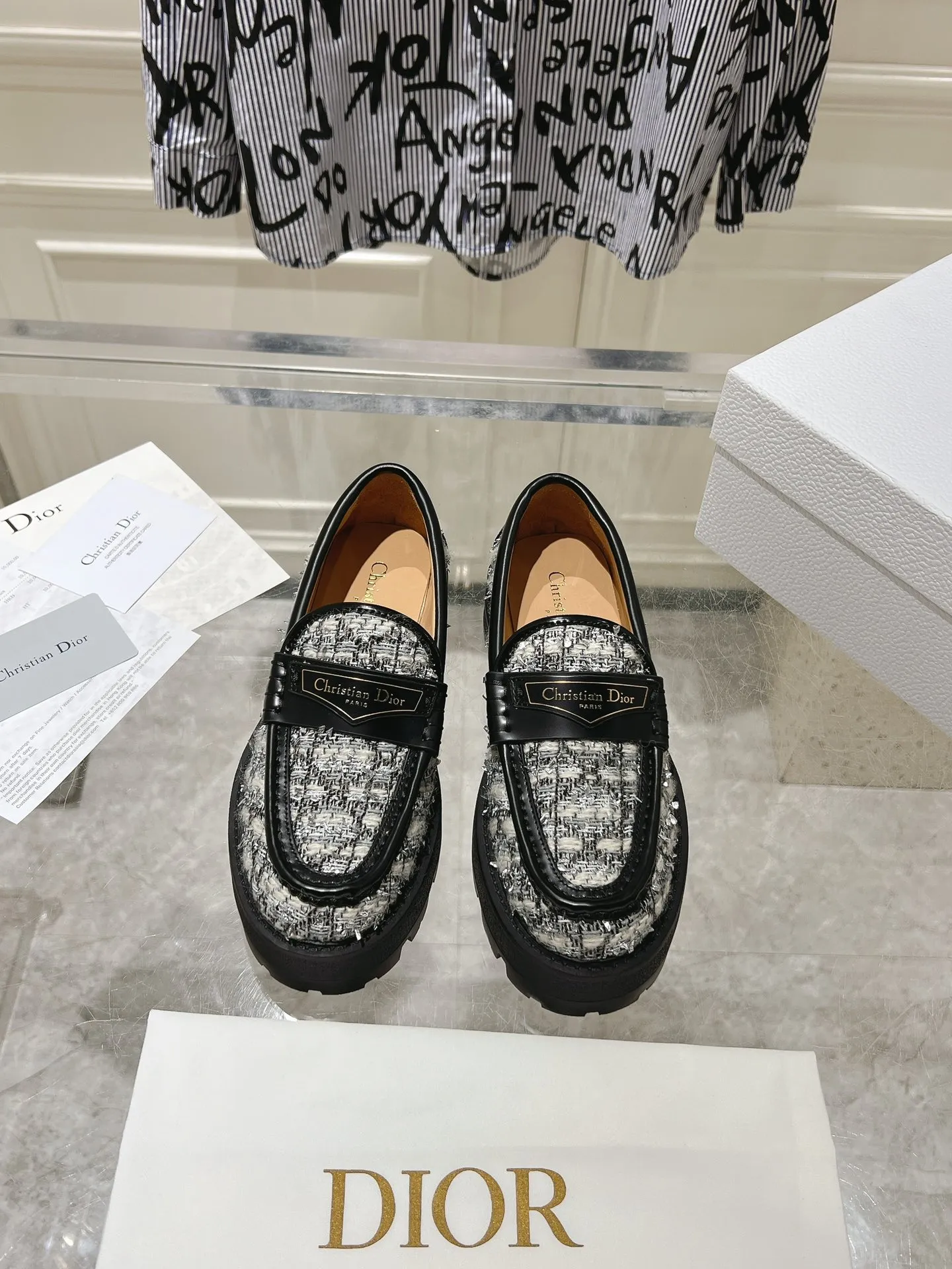 👟👟Ex-factory price 680👟👟 𝐃𝐢𝐎𝐑 #2025 New loafers for early spring 🔥 The loafers you want at first sight #Simple and elegant ‘Low-key luxury! Equipped with eye-catching Chanristian Dior logo buckle #very high-end, comfortable and good-looking💯 and easy to match #spring, summer, autumn and winter🉑️! Upper: imported open-edge beaded cowhide spliced ​​with custom-made fabrics from the counter; lining: water-dyed cowhide; sole: rubber foam outsole, highly elastic and lightweight! size: 35-40 (40 customized)